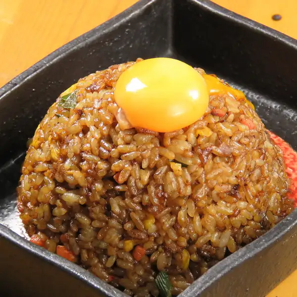 香ばしさに箸が止まらない！〆にもつまみにも大人気の名物「黒チャーハン」