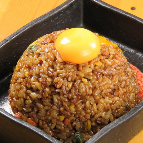 香ばしさに箸が止まらない！〆にもつまみにも大人気の名物「黒チャーハン」