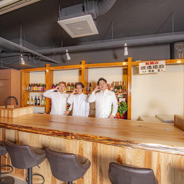[Counter] You are welcome to come by yourself or in pairs! Three handsome men will be waiting cheerfully at the counter seats! After 11:00 pm, the bar is open and you can enjoy darts and other games!