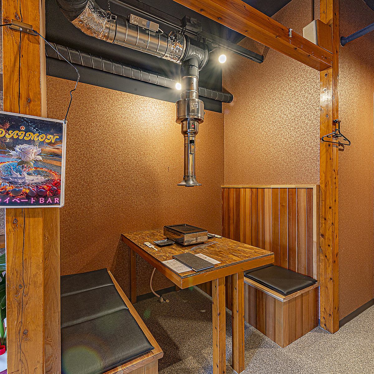 享受一段轻松愉快的约会时光,品尝美味的肉类和美酒。