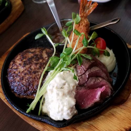 当店の看板メニューミックスグリルセット2160円（税別、ランチ時）から贅沢な3品盛りをこのお値段で！