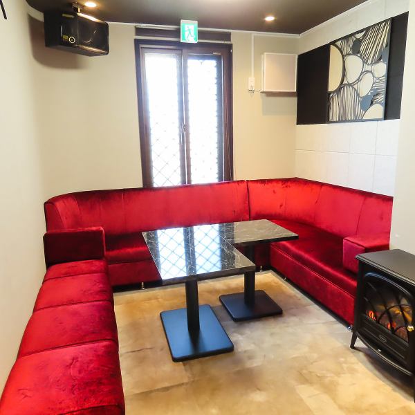 【カラオケを楽しめる♪】宴会やカラオケパーティーに対応した快適な席をご用意！JOY SOUNDでカラオケを楽しみながら、飲んで食べて笑顔になれる温かな空間です。アットホームで使いやすい店内は、女子会や二次会にもおすすめです♪