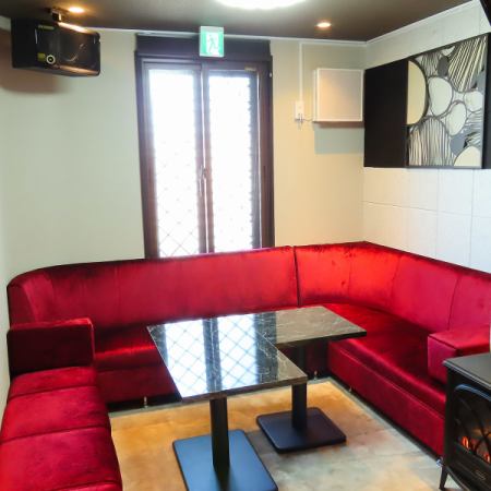 5名様でお座りいただけるソファ席をご用意しております。