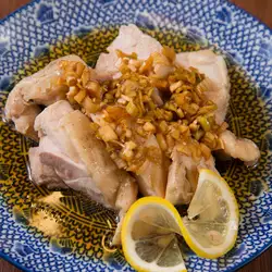 蒸し鶏のネギソースがけ