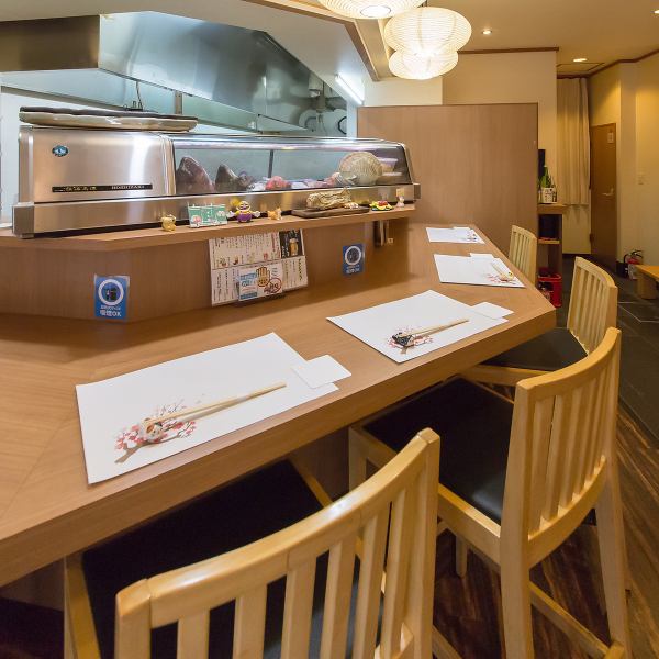 当店のカウンター席は、料理人との距離が近く、目の前で繰り広げられる調理の様子を楽しめる特別な空間です。新鮮な食材を使った料理が、手際よく仕上げられる様子を見ながら、心地よい雰囲気の中で食事をすることができます。お好みの料理をリクエストすることもお店の状況によっては可能です。