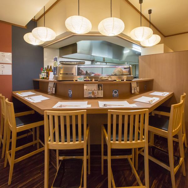 当店のカウンター席は、飲み会や女子会、デートにぴったりな空間です。目の前で料理人が繰り広げる料理の技を見ながら、心温まるひとときを過ごすことができます。当店のカウンター席は、飲み会や女子会、デートにぴったりな空間です。目の前で料理人が繰り広げる料理の技を見ながら、心温まるひとときを過ごすことが可能◎