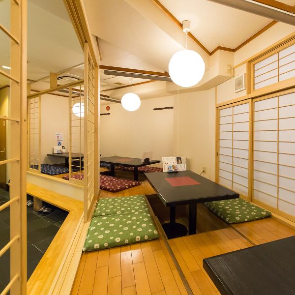 当店の座敷席は、大型の宴会に最適な広々とした空間を提供しています。20名様以上でも利用可能なこのスペースは、友人や同僚、家族との特別な集まりにぴったりです。座敷の魅力は、リラックスして過ごせるところ。靴を脱いで、心地よい畳の上でくつろぎながら、気の置けない仲間たちと楽しいひとときをお過ごしください◎