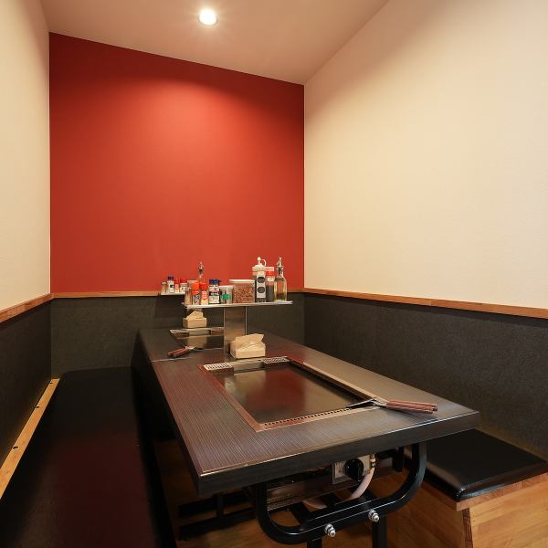 プライベートな時間を楽しめる半個室をご用意しております！6名様までご利用いただけるので、ご家族での食事や、周りを気にせず楽しめる少人数のご宴会などにおすすめのお席です。コースもございますので、是非ご利用ください☆