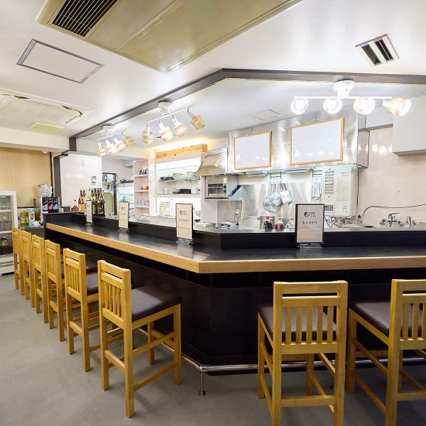 店内はお一人様も気軽に利用できるカウンター席、少人数に最適のテーブル席があり、世代やシーンを問わずどなたでも心地よく過ごせる雰囲気です。お祝い&サプライズの演出も承っており、記念日や誕生日にはデザートサービスで特別な日をお手伝いいたします。