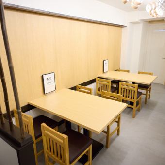 ゆったりと配置されたテーブル席は、ご家族での夕食や、気兼ねない仲間との女子会などにぴったり！自慢の「だし巻き卵」や「鯛だしうどん」など、お子様から大人まで愛される優しい味わいを囲み、笑顔あふれる時間をお過ごしください。誕生日や記念日など、特別な日の温かなお食事の場としても、幅広くご利用いただけます。