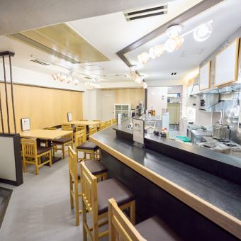 12名様から最大18名様まで、贅沢に貸切可能です。周囲を気にせず楽しめるプライベート空間は、会社単位の宴会や、賑やかな飲み会に最適。市場直送の鮮魚と、情熱を注いだ「真鯛の出汁」をご堪能ください。人数やご予算の詳細はぜひお気軽にお電話でご相談ください