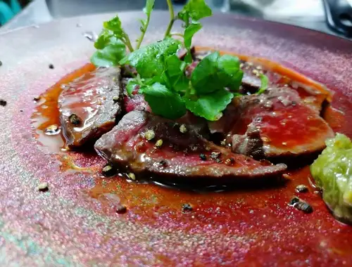 和牛モモ肉ステーキ　グレイビーソース