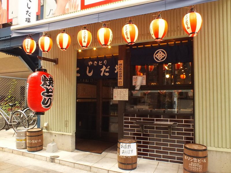 Opened in July 2017 ★ It is characterized by a large lantern which is also a mark of the shop! Even people who are invited by a good scent beside the entrance and order takeaway yakitori ♪ If you go through the navy goodwill, The staff welcomes you with a healthy smile and voice ◎ A place where you can feel at home.