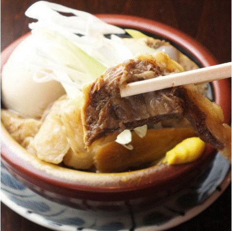 トロットロに煮込まれた牛すじ煮！