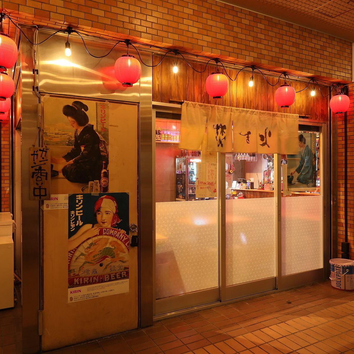 地下へ続く階段を降りると、そこには都会の喧騒を忘る隠れ家空間