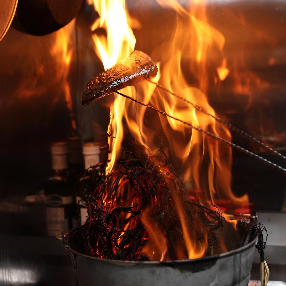 藁焼きで一気に高温で焼き上げるカツオは絶品です！