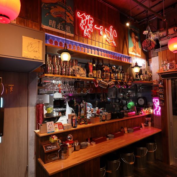 当店は、仕事帰りの女子会や友人との語らいに最適な、駅近の好立地◎23時を境に照明が切り替わり、居酒屋から落ち着いた夜の装いへと変化します。ノスタルジックな音楽に浸りながら、夜更けまでゆったりとお喋りを楽しめるのが魅力です♪昼間の喧騒を感じさせない地下の隠れ家で、特別な夜をお過ごしください。