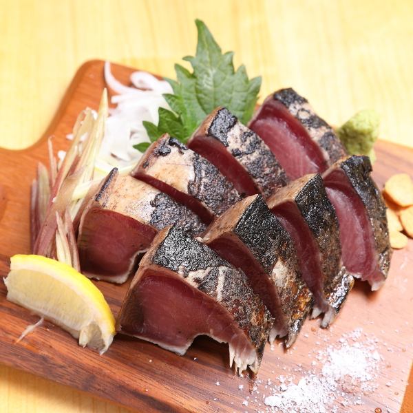 【当店の絶対的看板メニュー】必食「カツオのわら焼き」フルサイズは厚切り8～10切れでボリューム満点！