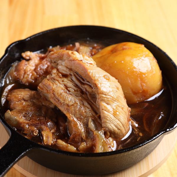 【ホッと一息つける】家庭料理「丸ごと肉じゃが」ホクホクのじゃがいもとお肉の旨味が溶け合う至福の一皿♪