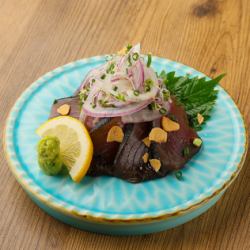 Straw-grilled bonito sashimi / Sesame amberjack with plenty of condiments