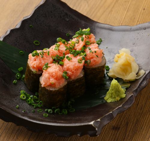 Topping sushi with tuna and green onion
