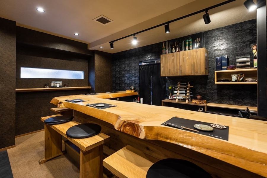 The interior of the high-quality Japanese space where the wall with modern black patterns stands out, is fully equipped with counter seats that luxuriously use a thick single board.It can be used not only for one person, but also for dates and entertainment.
