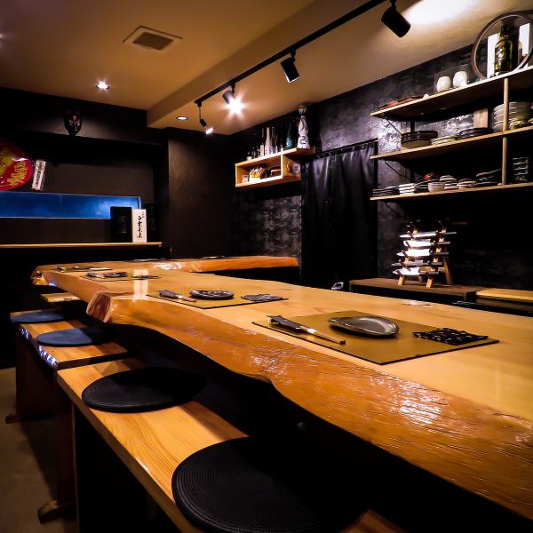 黒の現代的な柄の壁が引き立つ上質な和空間の店内には、厚みのある一枚板を贅沢に使用したカウンター席を完備しております。おひとり様はもちろん、デートや接待にもご利用いただけます。