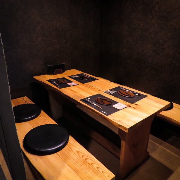 周りを気にせず、ゆったりお食事を愉しめる4名様用のテーブル個室を1部屋ご用意しております。デートや接待、女子会や記念日など様々なシーンに◎人気のお席ですので、お早めのご予約がおすすめです。