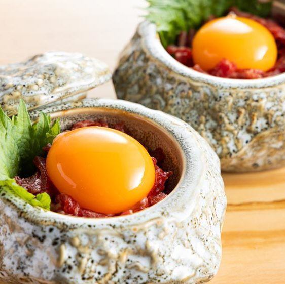 【肉の旨味が溢れる】　黒毛和牛炙りユッケ