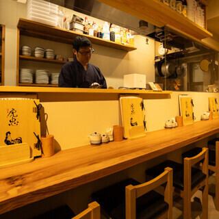 備長炭の香りと職人技を堪能できる、臨場感あふれる1階カウンター席!1階には6席のカウンター席を設けております。目の前には紀州備長炭の焼き台があり、鶏肉が焼ける香ばしい匂いと、店主の丁寧な仕事ぶりを間近で感じられるライブ感が魅力です。焼き立ての味を心ゆくまでお楽しみくださいませ。