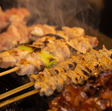 毎朝仕入れる新鮮鶏肉を紀州備長炭で!