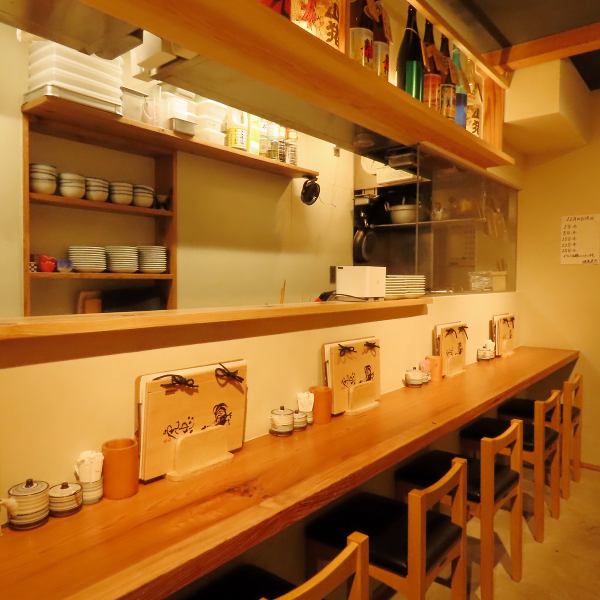 Enjoy the aroma of Binchotan charcoal and the craftsmanship of our artisans in an immersive experience at our counter seats on the first floor! We have 6 counter seats on the first floor.Right in front of you is a grill using Kishu Binchotan charcoal, and the appeal lies in the savory aroma of the grilling chicken and the live atmosphere where you can feel the owner's meticulous work up close.Please enjoy the freshly baked taste to your heart's content.