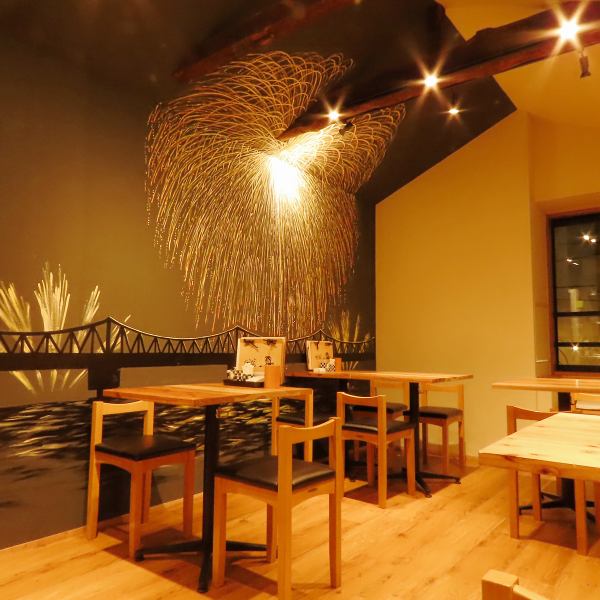 Enjoy the second-floor table seating adorned with a mural of the Niigata Nagaoka Fireworks! Perfect for large banquets and private events♪ The second floor features spacious table seating, ideal for groups such as families, friends, or company parties.The walls are adorned with dynamic murals depicting the Nagaoka Fireworks, a famous event in Nagaoka City, Niigata Prefecture, the founder's hometown, adding a touch of elegance to the space.