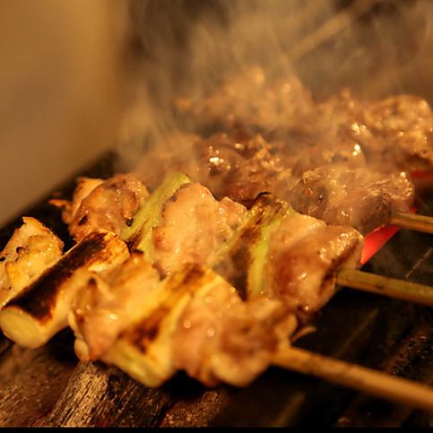 毎朝仕入れる新鮮鶏肉を紀州備長炭で！