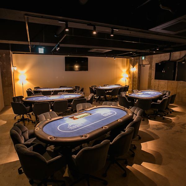 【ラグジュアリーな空間！】全7席のポーカーテーブルが設けられており、アットホームな雰囲気の中でゲームを楽しむことができます。初心者の方には安心の講習も用意されており、基礎からしっかり学ぶことができるため初めての方でも気軽に参加できる環境です。この場所で新たな挑戦と刺激を見つけてください！