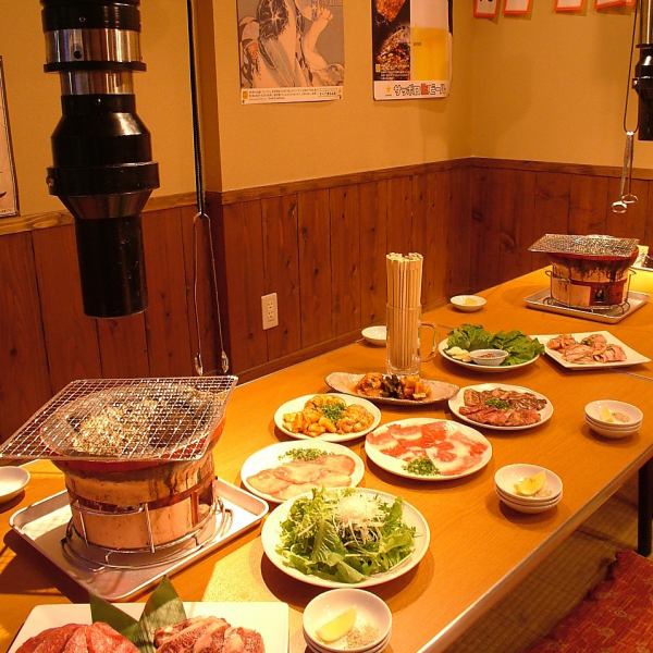 60年代～80年代、古き良き時代の頃を感じさせる焼肉屋。BGMも店内もレトロ。お座敷最大宴会14名様/テーブル席20名様