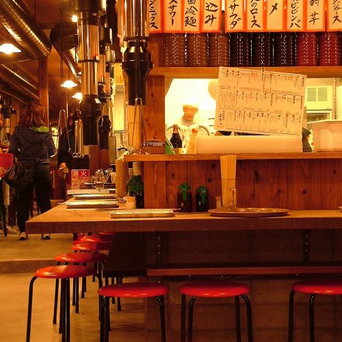 <p>【カウンター席】昔懐かしスタイルで食べるから、いつのまにか、知らないお客さんと一緒に飲んでた…なんてことも。</p>