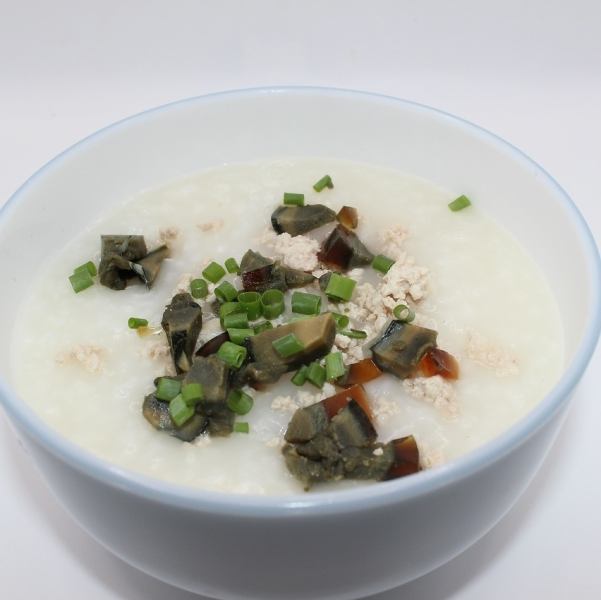 【身体にやさしい朝夜粥】鶏の旨味が染み出たスープで炊いた「薬膳鶏粥」