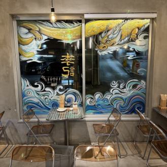 少人数でのご利用に最適な、4名様掛けのテーブル席です。ご友人同士のお食事や、ご家族でのディナーにぴったり♪広々としたテーブルで、点心や一品料理を囲んで楽しいひとときをお過ごしください。落ち着いた照明が、リラックスできる空間を演出しています◎