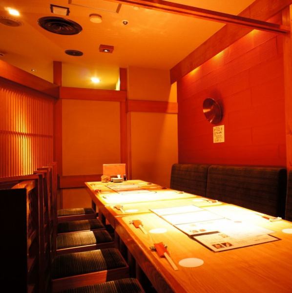 <<安靜的日式現代空間>>我們還有一個帶桌子座位的私人房間（最多可容納8人）。推薦用於各種宴會。您還可以在午餐時享受美味的烏冬面。
