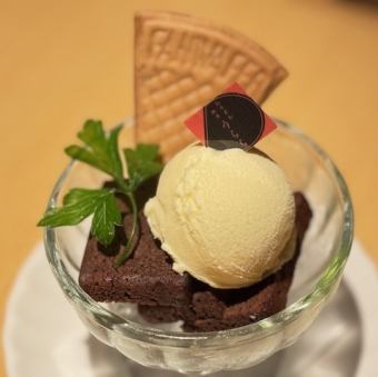 ガトーショコラ　バニラアイス添え
