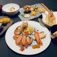 超值午餐套餐，包含三种螃蟹【午餐迷你怀石料理】7道菜，共8624日元（含税）