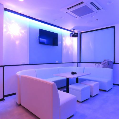 <p>2階は、一人から団体まで利用できる大人っぽい雰囲気。3階は5名様～10名様向けの個室のような空間で、VIP気分を味わいながら仲間と楽しめます。カラオケ居酒屋なので、料理を楽しみながら歌って盛り上がることができます。特別なひとときをお過ごしください</p>