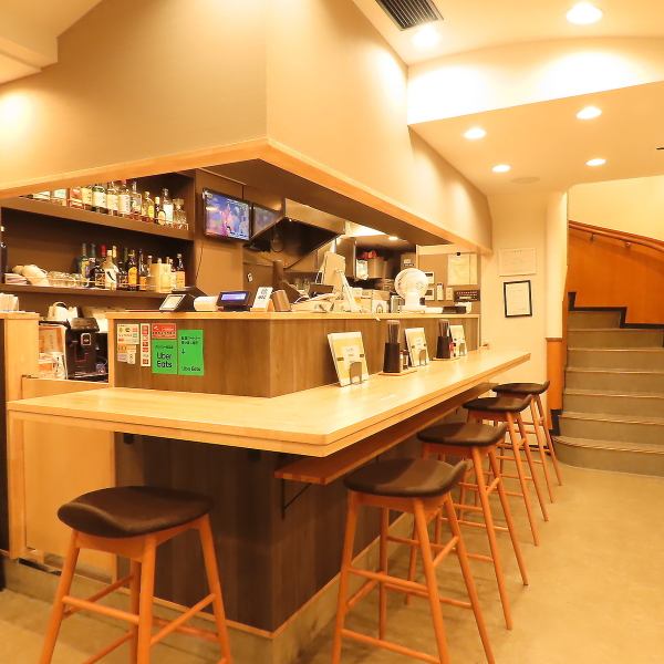 当店のカウンター席では、ゆったりとした空間で料理やお酒をお楽しみいただけます。目の前で調理する様子を眺めながら、シェフの技を感じることができる特別な体験。友人と語らうもよし、一人で静かに楽しむもよし、心地よい時間が流れます。ぜひカウンターで、リラックスしたひとときをお過ごしください。