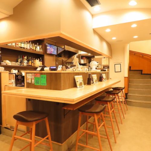 <p>当店のカウンター席では、ゆったりとした空間で料理やお酒をお楽しみいただけます。目の前で調理する様子を眺めながら、シェフの技を感じることができる特別な体験。友人と語らうもよし、一人で静かに楽しむもよし、心地よい時間が流れます。ぜひカウンターで、リラックスしたひとときをお過ごしください。</p>