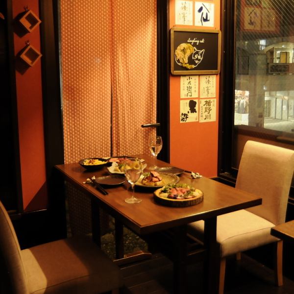 We have a stylish Japanese-style semi-private room that can also be used as a couple's seat.Warm, retro lighting and a Japanese atmosphere! How about having a girls' night out or other party in our carefully designed space? Relax, relax, and have lively conversations in this adult space.It is also great for various occasions such as anniversaries and various banquets with friends.(Please call if you would like a semi-private room for 5 or more people)