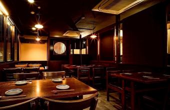 在包间和餐桌上放松并享用宴会