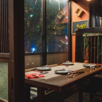 ゆったりテーブル席。友人や同僚の皆さんとご一緒に…会社帰りに最適!