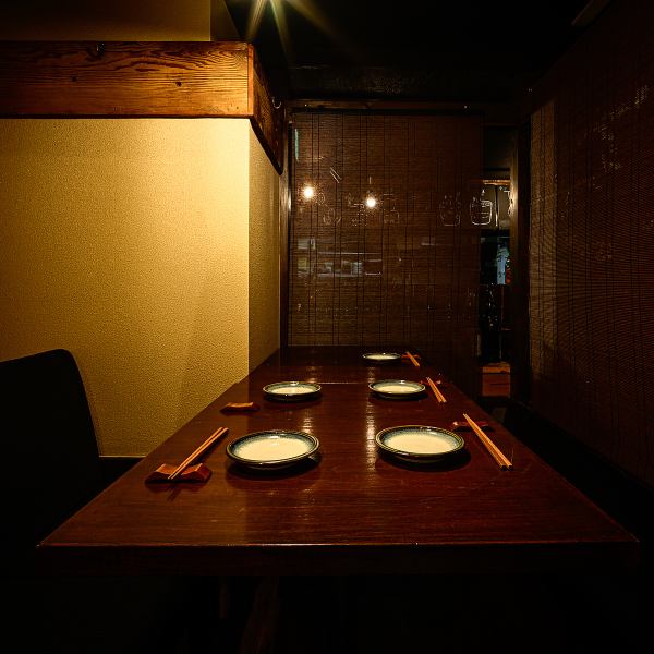 There are stylish Japanese-style semi-private rooms that can also be used as couple seats.Warm retro lighting and a Japanese atmosphere! How about holding a girls' night out or other banquet in this specially designed space? Relax and unwind in this adult space, where conversation flows freely.It is also suitable for various occasions such as anniversaries and parties with friends.(For groups of 5 or more, please call us if you wish to have a semi-private room)