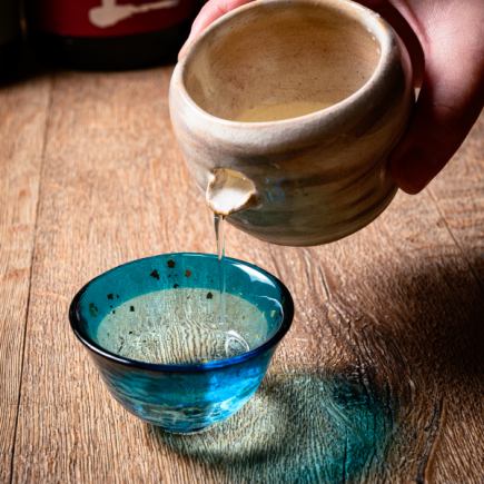 地酒飲み比べて日本酒をもっと楽しもう！　地酒１０種類以上飲み放題！　料理はお好きなものを♪